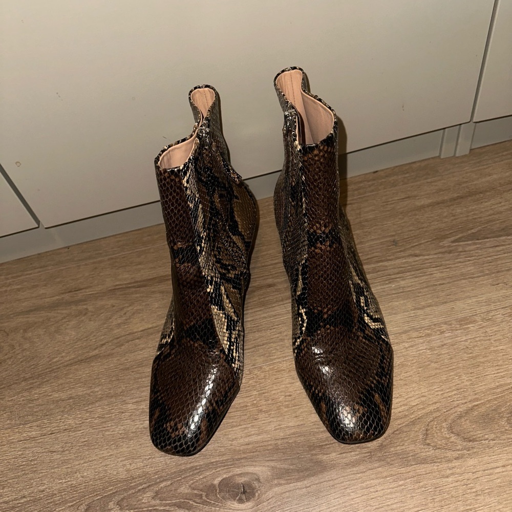 Veronica Beard: Felix Emboss Snake Size 9